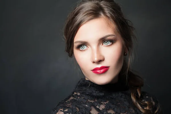 Mujer con estilo con labios rojos maquillaje pelo sobre fondo oscuro —  Fotos de Stock