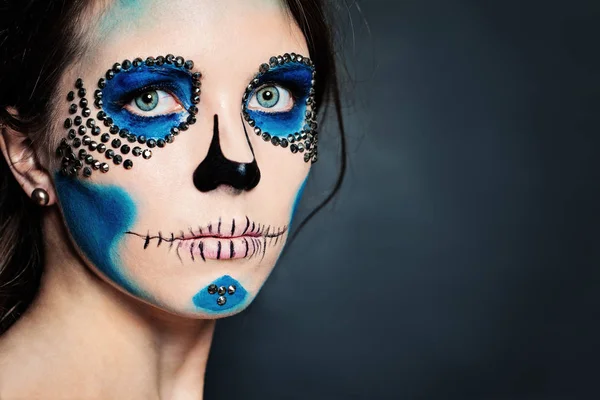 Halloween postava. Žena s lebkou na modrém — Stock fotografie