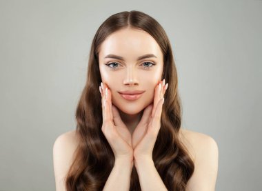 Berrak tenli, uzun saçlı ve elleri olan güzel gülümseyen kadın 