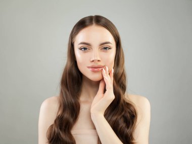 Berrak sağlıklı bir cilde sahip neşeli bir kadın. Güzel gülümseyen spa modeli