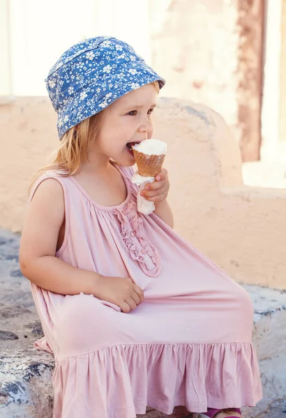 Cute dziewczynka jedzenie lodów na zewnątrz — Zdjęcie stockowe