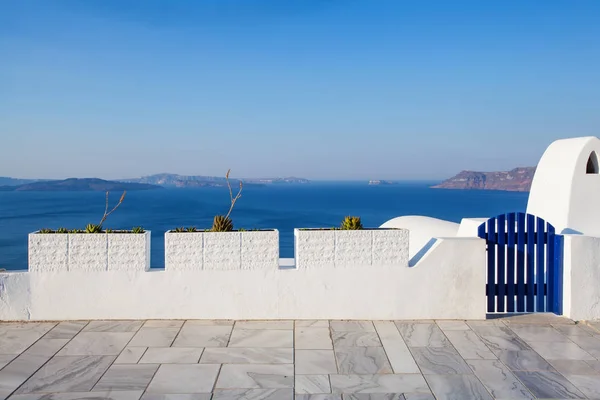 Карточка Санторини. Белый и синий цвет Санторини, Греция — стоковое фото