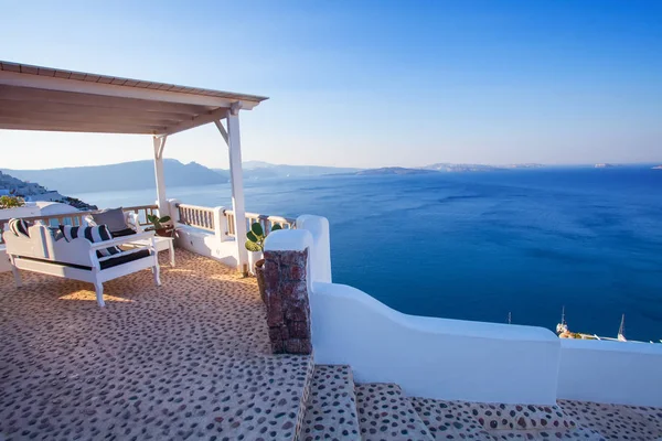 Moderno salón con terraza y pérgola con vistas al mar. Vacaciones — Foto de Stock