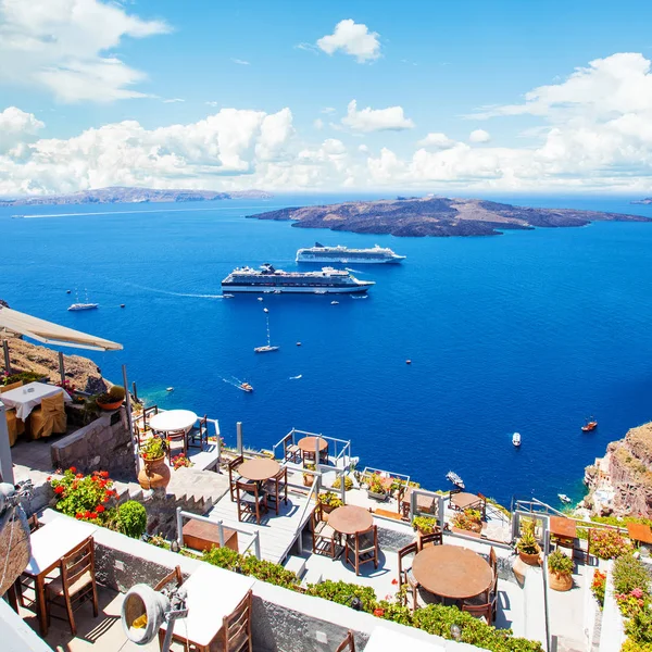 Semester-och semesterkoncept. Terrasslounge med havsutsikt — Stockfoto