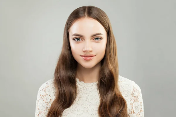 Hermoso retrato de mujer joven. Chica bonita sonriendo —  Fotos de Stock