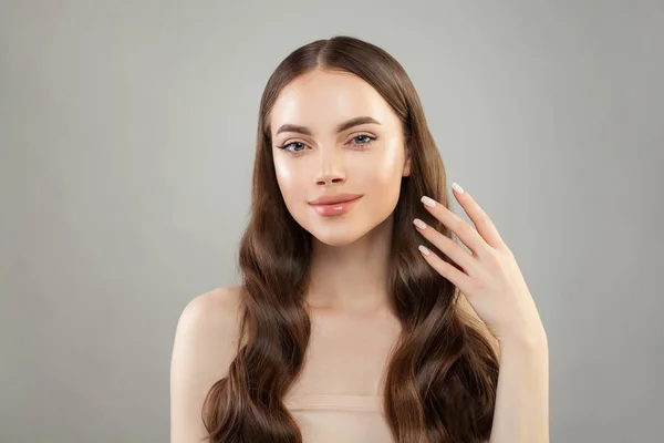 Perfekte Frau mit langen gesunden Haaren, klarer Haut und einer klaren Hand — Stockfoto