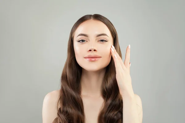 Retrato de mujer joven perfecta con cabello rizado saludable — Foto de Stock