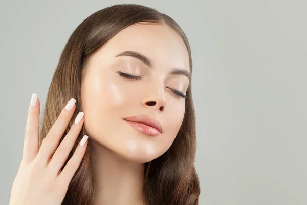 Retrato de belleza de modelo de spa mujer sana linda. Ojos cerrados . — Foto de Stock