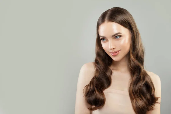 Perfekte junge Frau mit langer gesunder brauner Lockenfrisur — Stockfoto