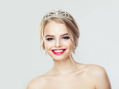 Trendy saç modeli ve elmas takı ile Mutlu gülümseyen kadın 