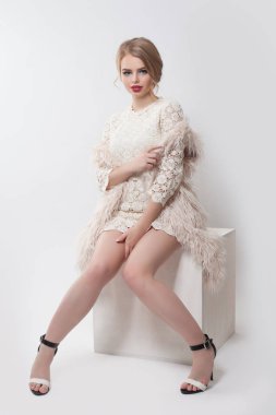 Beyaz arka plana karşı yüksek topuklu ayakkabılar zarif modeli