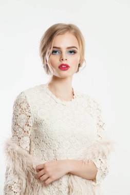 Makyaj ve topuz saç modeli ile güzel kadın