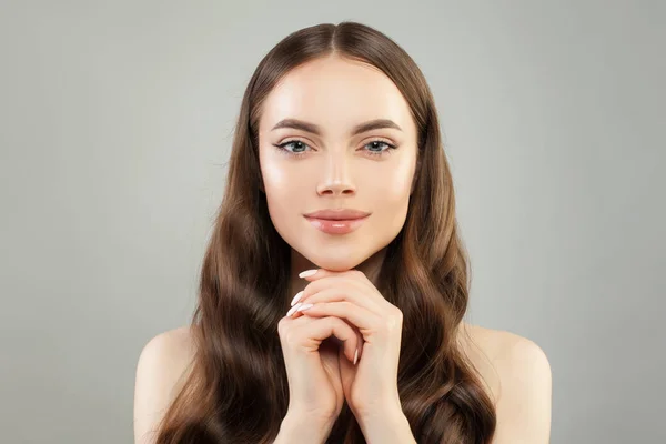 Portret van een perfecte jonge vrouw met gezond haar en een heldere huid — Stockfoto