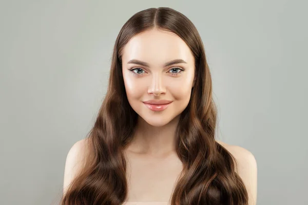 Mujer feliz con cabello sano y retrato de piel clara . — Foto de Stock