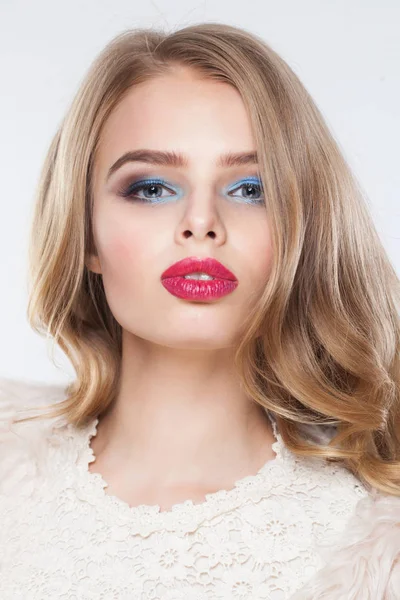 Mooie vrouw met blond haar en rode lippen make-up. Mooie vrouwelijke — Stockfoto