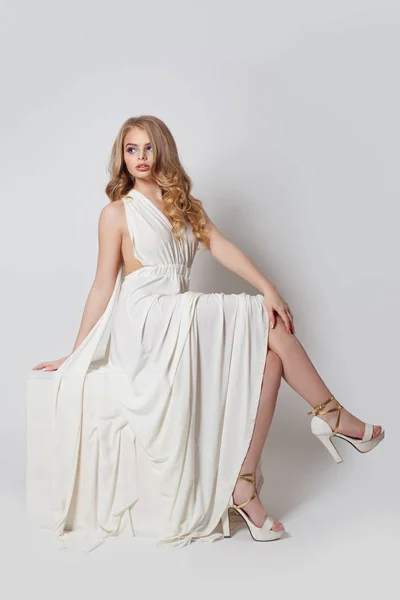 Beyaz elbiseli güzel bir kadın. Mükemmel bacaklar ile Pretty model — Stok fotoğraf