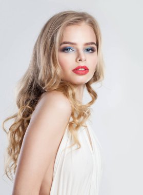 Kırmızı dudaklar makyaj portre ile seksi sarışın kadın