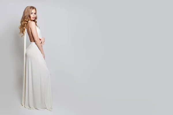 Blond kvinna i vit klänning på vit banner bakgrund — Stockfoto