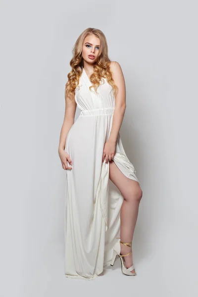 Idealna kobieta w białej sukni stwarzające na białym. Ładny model — Zdjęcie stockowe