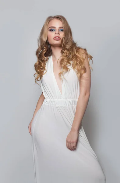 Attraktiv kvinna i vit klänning. Mode modell flicka — Stockfoto