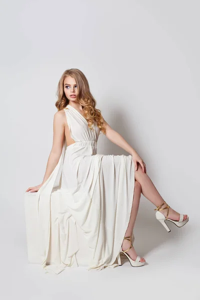 Beyaz elbise ve yüksek topuklu ayakkabı bacaklar moda model kız — Stok fotoğraf