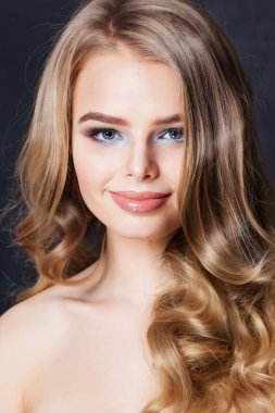 Güzel kadın yüzü. Yakından.