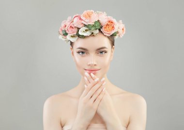 Doğal güzellik. Sağlıklı cilt, manikürlü tırnaklar ile sevimli kadın 