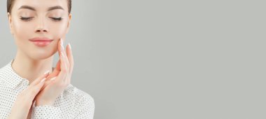 Beyaz pankartta mükemmel bir cildi olan genç bir kadın.