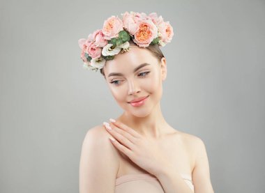 Beyaz arka plan üzerinde net deri ve çiçekler ile güzel bir model
