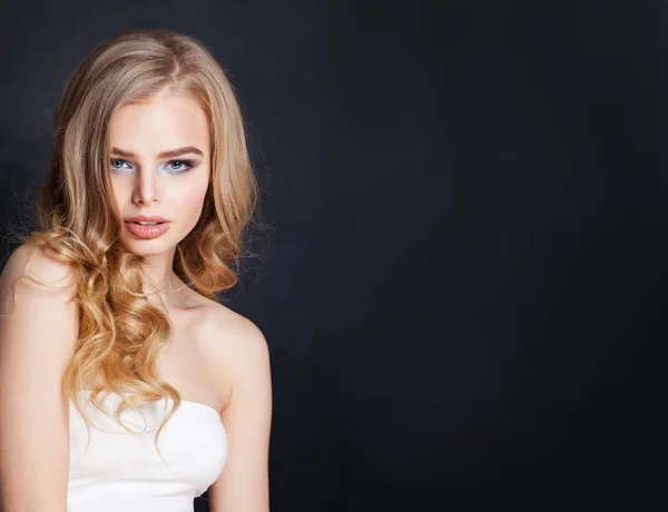 Retrato de mulher loira bonita. Menina bonita com cabelo loiro — Fotografia de Stock