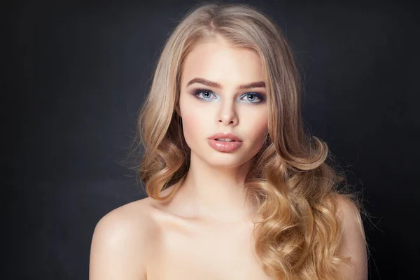 Cute Kobieta z blond kręcone włosy na ciemnym tle — Zdjęcie stockowe