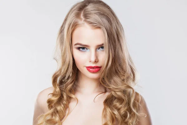 美丽的年轻女子卷曲的发型。金发女人 — 图库照片