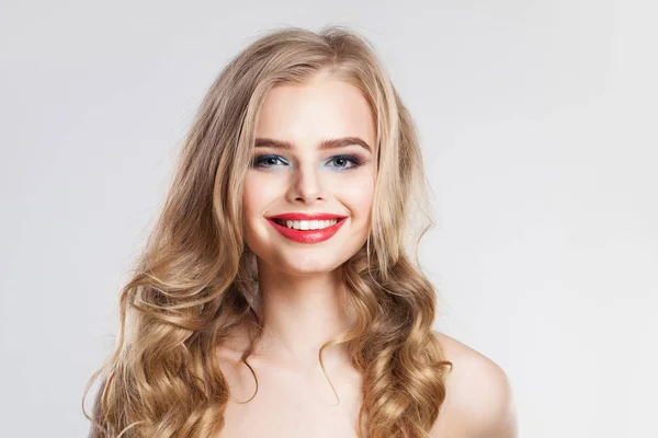 Lachende vrouw met blonde krullend kapsel. Mooi meisje — Stockfoto