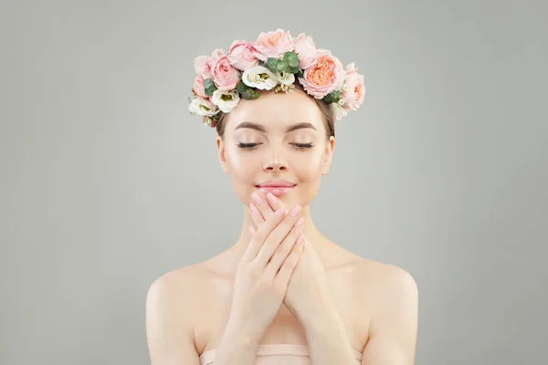 Mulher muito jovem com pele clara, flores de rosas — Fotografia de Stock