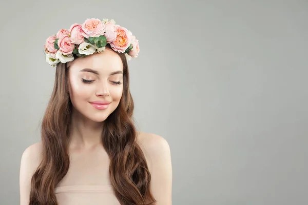 Cute smiling woman with clear skin wearing flowers crown — Stock Photo, Image