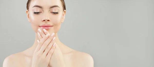 Woman hands with manicured nails against pink lips makeup. — 스톡 사진