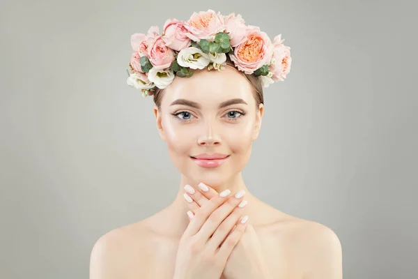 Ung kvinna med frisk hud och rosor blommor krans — Stockfoto