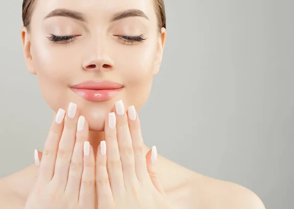 Schöne weibliche Hände mit weißen Nägeln gegen rosa Lippen Make-up — Stockfoto