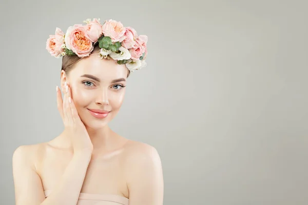 Jovem mulher sorridente com pele saudável e rosa rosas flores — Fotografia de Stock