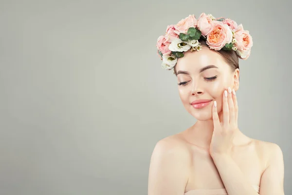 Young cute woman with healthy skin and flowers. Skin care — Stock Photo, Image