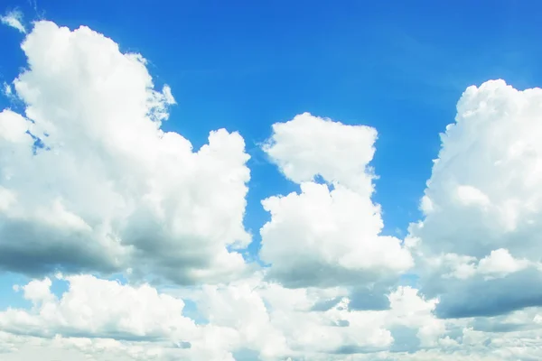 Blauer Himmel Wolken Hintergrund. Schöne Landschaft mit Wolken — Stockfoto