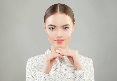 Beyaz arka planlı portre üzerinde gülümseyen