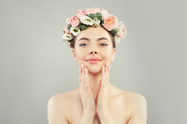 Berrak tenli neşeli genç kadın spa modeli gülümseyerek