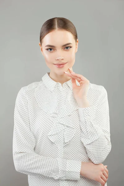 Gelukkig vrouw glimlachen op witte achtergrond — Stockfoto