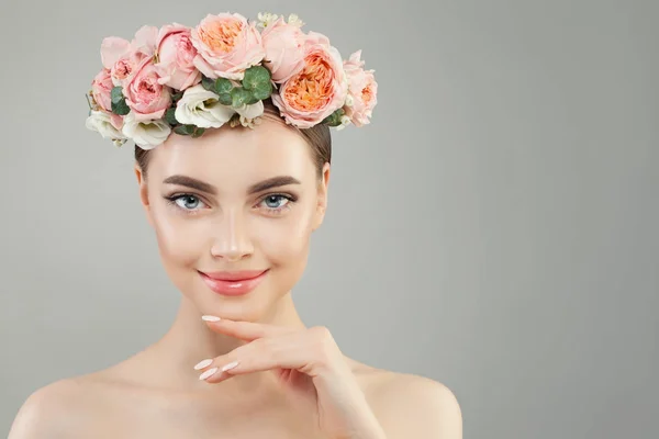 맑은 피부와 부드러운 장미 꽃 초상화예쁜 스파 여자 — 스톡 사진