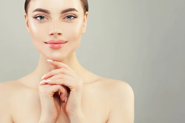 Hübsch lächelnde Frau Wellness-Modell mit klarer Haut auf grauem Hintergrund — Stockfoto