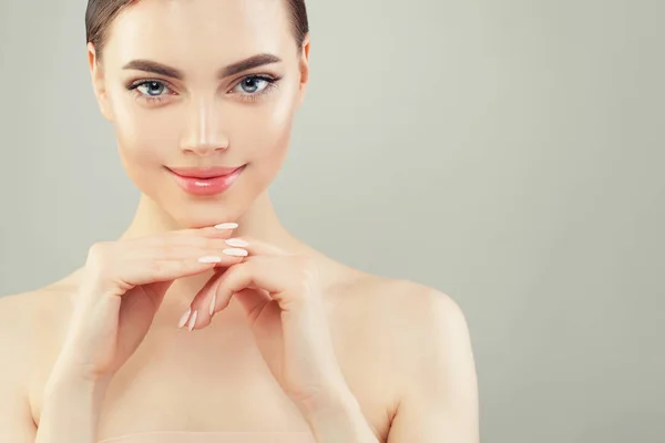 Mujer joven perfecta con la piel clara sonriendo y mirando a la cámara — Foto de Stock