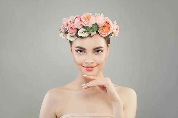 완벽한 피부와 장미 꽃 왕관 초상화와 쾌활한 스파 여자 — 스톡 사진