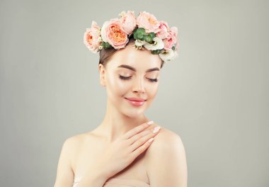 Genç kadın spa modeli portresi. Açık tenli güzel bir kız.