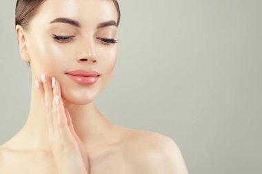 Berrak tenli güzel neşeli kadının closeup portresi